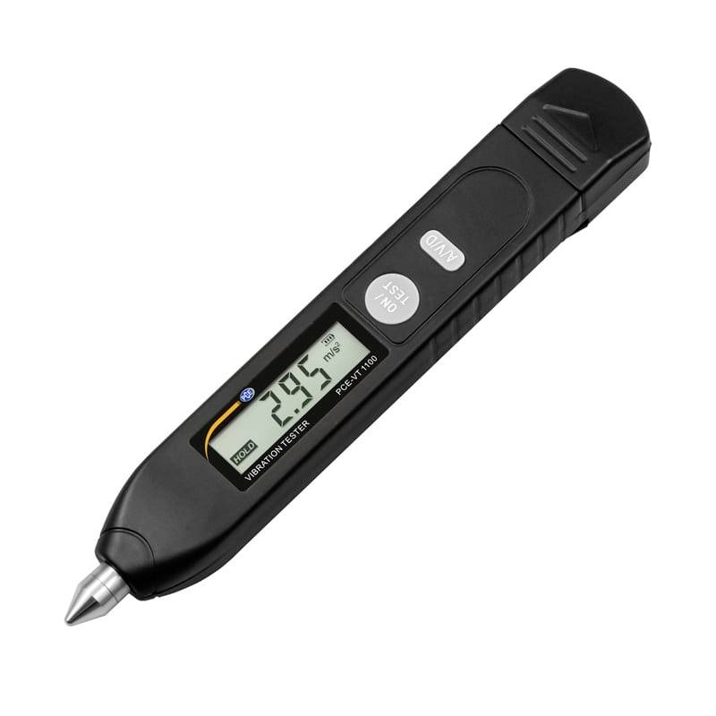 Schwarzer stiftförmiger digitaler Vibrationsprüfer mit LCD-Display und zwei Tasten, diagonal auf weißem Hintergrund dargestellt.