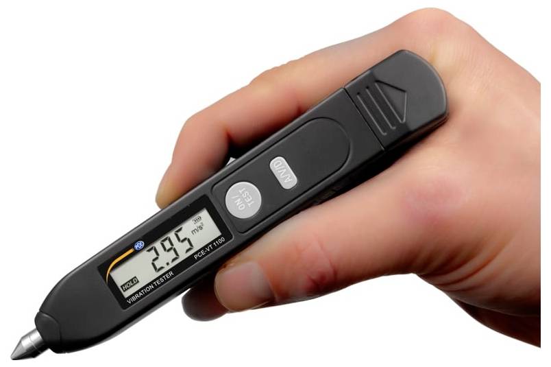 Hand, die einen digitalen stiftartigen Vibrationsprüfer hält, der auf seinem Bildschirm einen Messwert von 29,5 anzeigt.