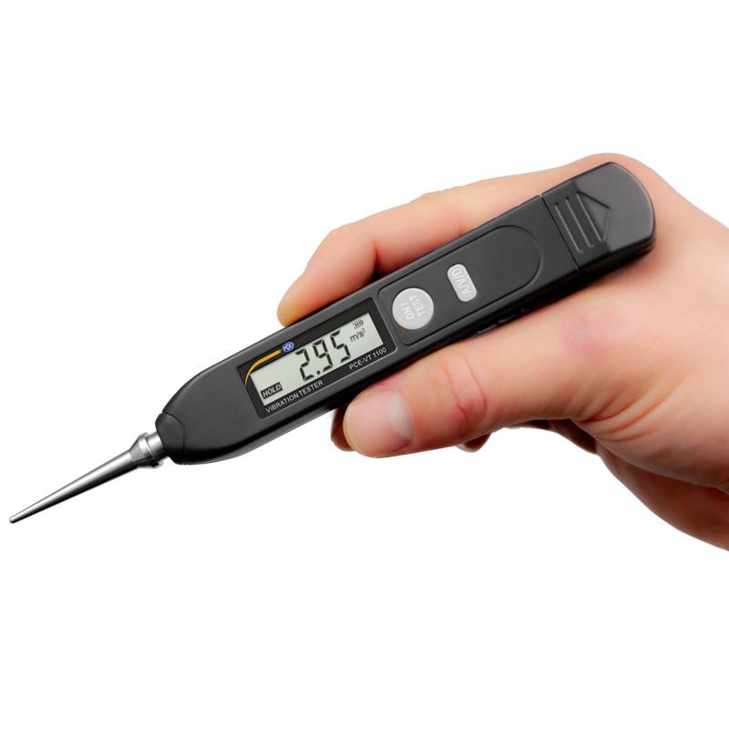 Eine Hand hält ein digitales Thermometer mit einem Display, das '29,5 °C' anzeigt.