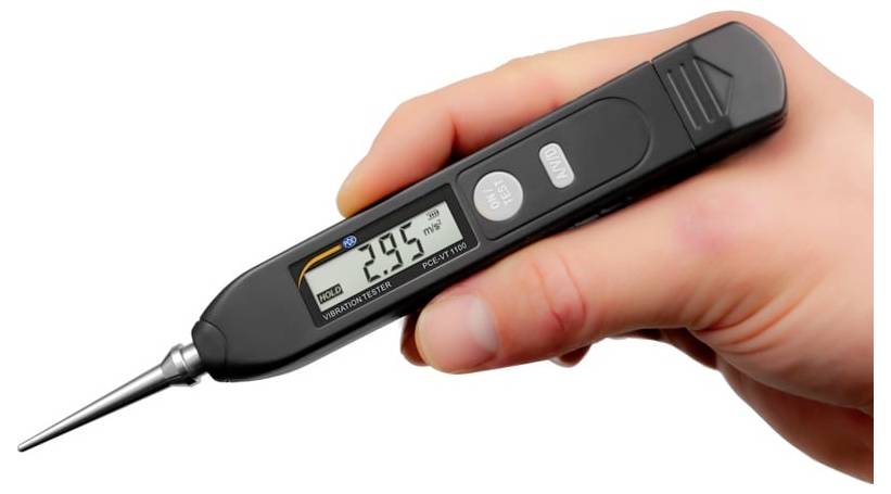 Hand, die ein digitales Thermometer mit einer Metallsonde hält, das auf dem Display einen Messwert von 29,5 anzeigt.