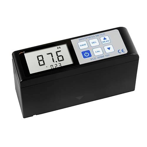 Digitales Weißgradmessgerät zeigt eine Messung von 87,6 auf seinem Display an, mit Steuertasten zum Speichern, Löschen, Lesen und zur Kalibrierung.