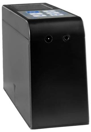Schwarzes rechteckiges elektronisches Gerät mit einem geneigten oberen Bedienfeld und zwei vorderen Anschlüssen, gezeigt auf weißem Hintergrund.