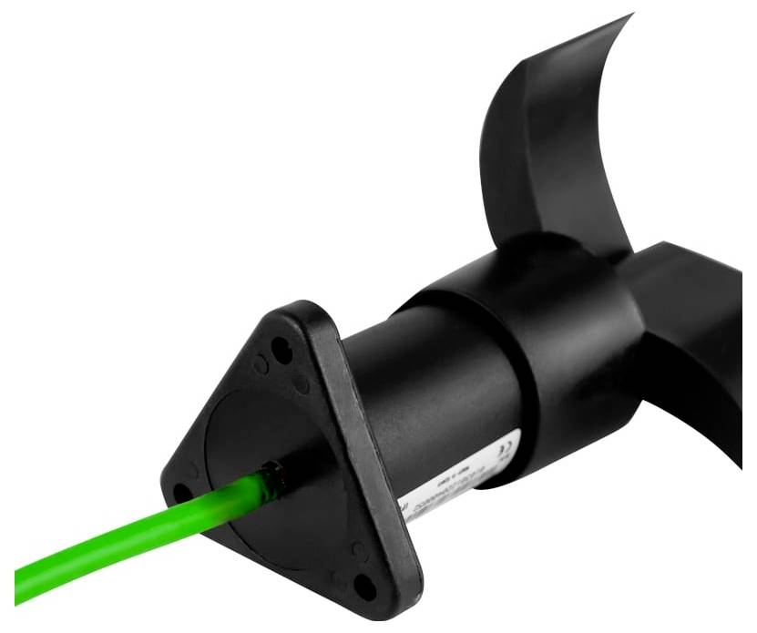 Schwarzer Lichtwellenleiterkabelstecker mit einem leuchtend grünen Kabel, das eingesteckt ist, in Nahaufnahme auf weißem Hintergrund dargestellt.