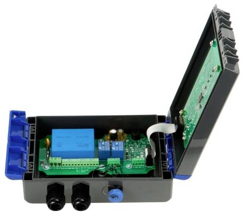 Offene schwarze elektronische Steuerkbox mit aufklappbarem Deckel, zeigt Leiterplatte, blaues Relais, Anschllussklemmen und externe Kabelanschlüsse.