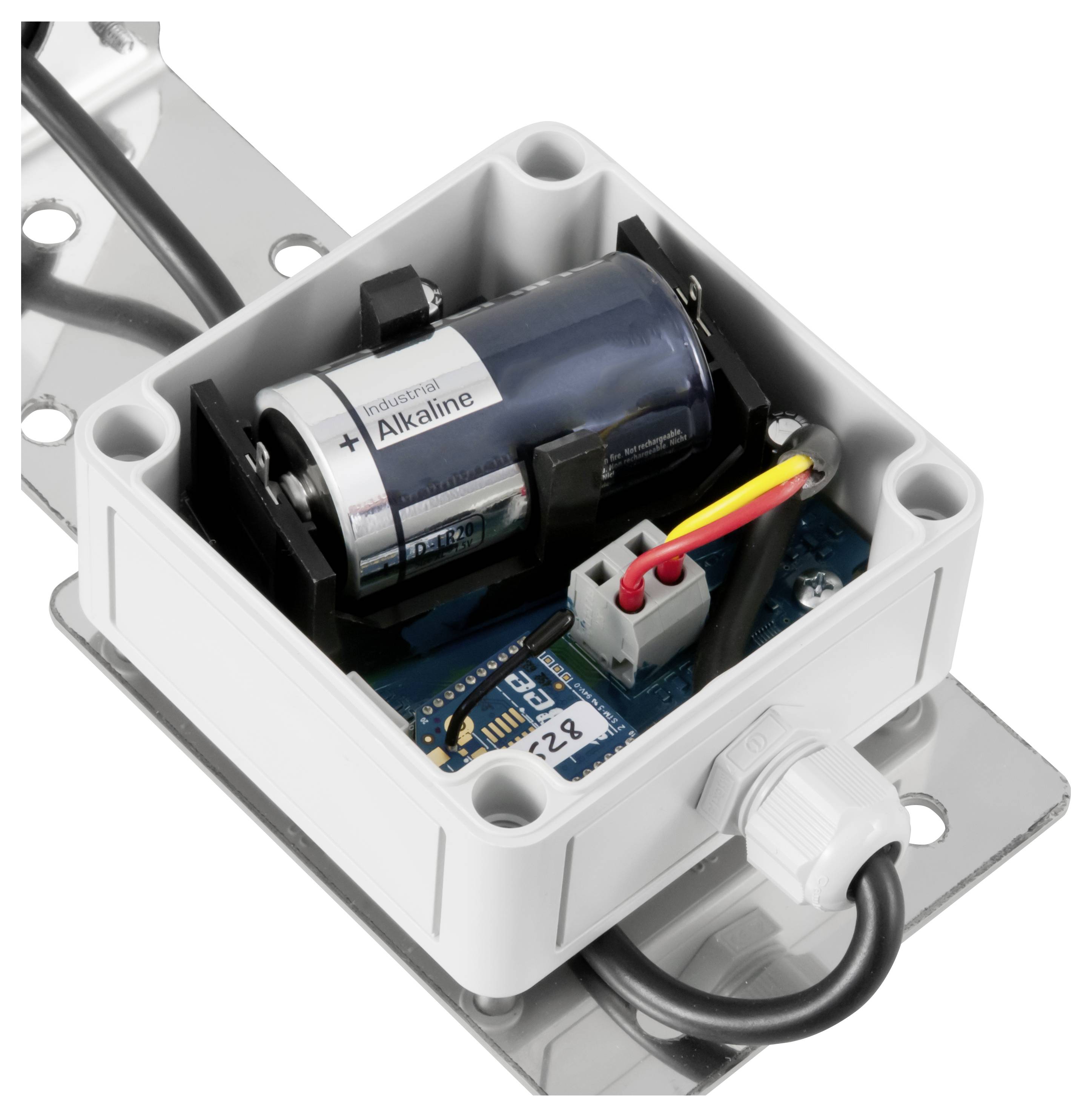 Offene elektronische Gehäuse mit eingefasster Alkalibatterie, Leiterplatte und angeschlossene Drähte, die an einer Metallhalterung befestigt sind.