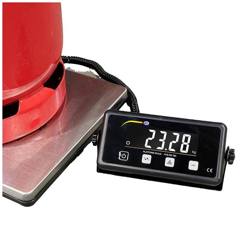 Ein roter Gaszylinder steht auf einer Plattformwaage. Das Display der Waage zeigt ein Gewicht von 23,28 kg an.