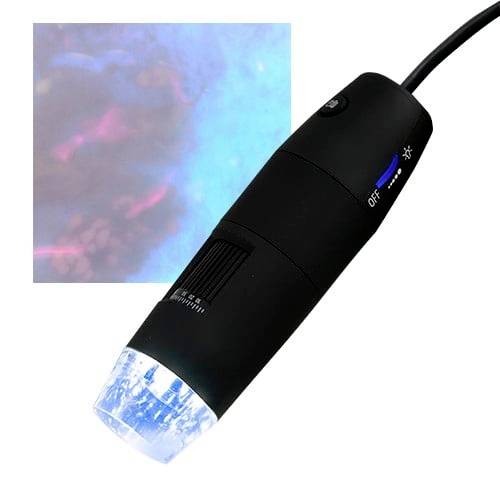 Schwarze tragbare LED-Projektorlampe mit Ein-/Ausschalter, die im Hintergrund ein blau-rosa Lichtmuster wirft.