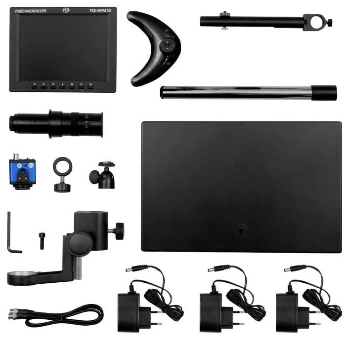 Mikroskopieset mit Monitor, Kamera, Linsen, Stativanteilen, Kabeln und drei Stromadaptern auf weißem Hintergrund angeordnet.
