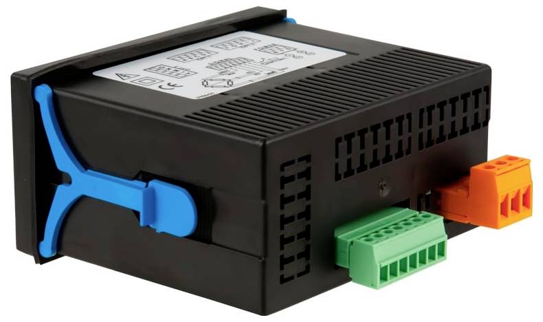 Schwarzes elektronisches Steuermodul mit blauer Seitenklinke und grünen und orangefarbenen Steckverbindern, dargestellt auf weißem Hintergrund.
