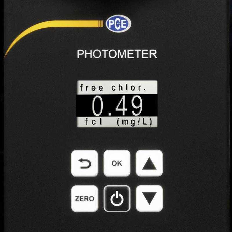 Ein Photometer mit einem Display, das 0,49 mg/L freien Chlor anzeigt. Darunter befinden sich Tasten für OK, Pfeiltasten und Nullstellung.