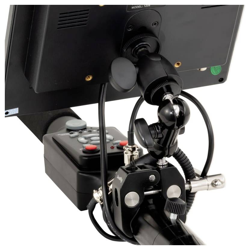Nahaufnahme eines montierten Joysticks und einer Steuerbox, die an einem Monitor angebracht ist, zeigt ein kabelgebundenes Hilfegerät oder eine Maschinensteuerungsanlage.