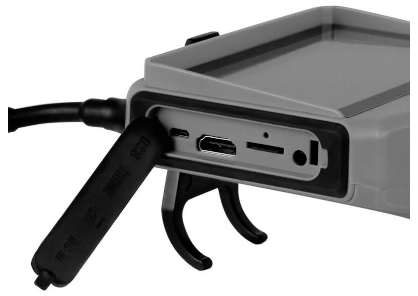 Nahaufnahme eines grauen elektronischen Geräts mit einem USB-Speicherstick, Kabelverbinder und zwei gekrümmten Schaltflächen/Griffen auf der Vorderseite.