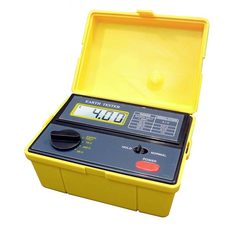 Gelbes Erdtestgerät mit geöffnetem Deckel, digitales Display zeigt 4.00 an, Steuerregler und Ein-/Ausschalter.