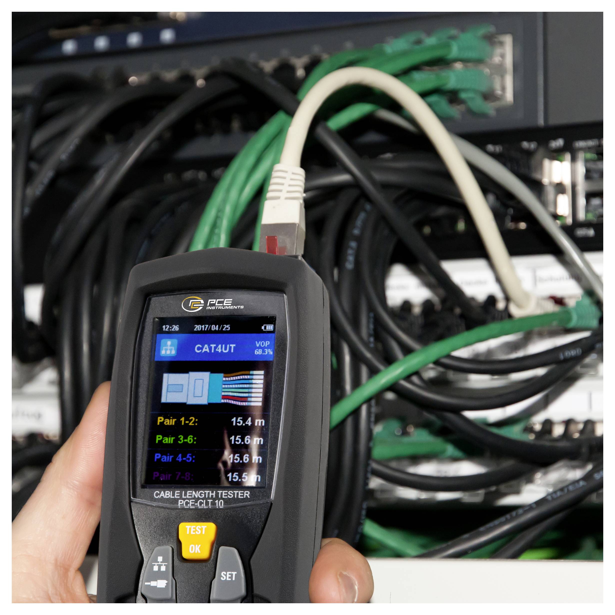 Tragbares Kabellängenmessgerät, das an ein Netzwerkkabel in einem Serverrack angeschlossen ist und CAT4 UTP sowie gemessene Paarenlängen auf seinem Bildschirm anzeigt.