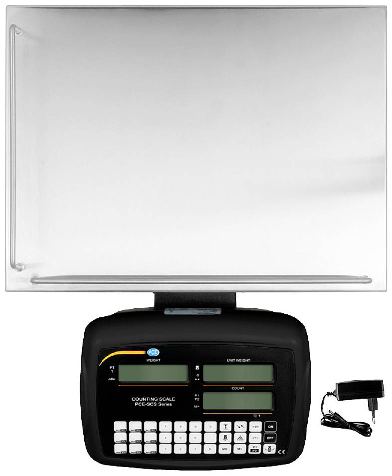 Eine digitale Zählwaage mit Display und Tastatur. Links daneben liegt ein Netzteil zum Laden oder zur Stromversorgung.