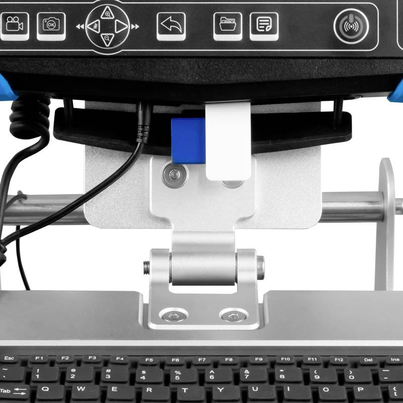 Eine Nahaufnahme eines technischen Geräts mit Tastatur. Es gibt Tasten mit Pfeilsymbolen und eine mittige weiße Taste zum Drücken.