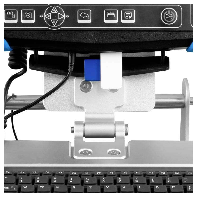 Nahaufnahme eines Etikettendrucker mit einem oberen Bedienfeld und einem Papierzuführungsmechanismus über einer Computertastatur.