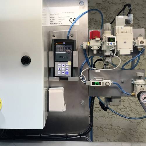 Industriegerät mit digitalen und analogen Anzeigen zur Messung und Steuerung, darunter ein Bildschirm mit einer Anzeige von '23.4'.