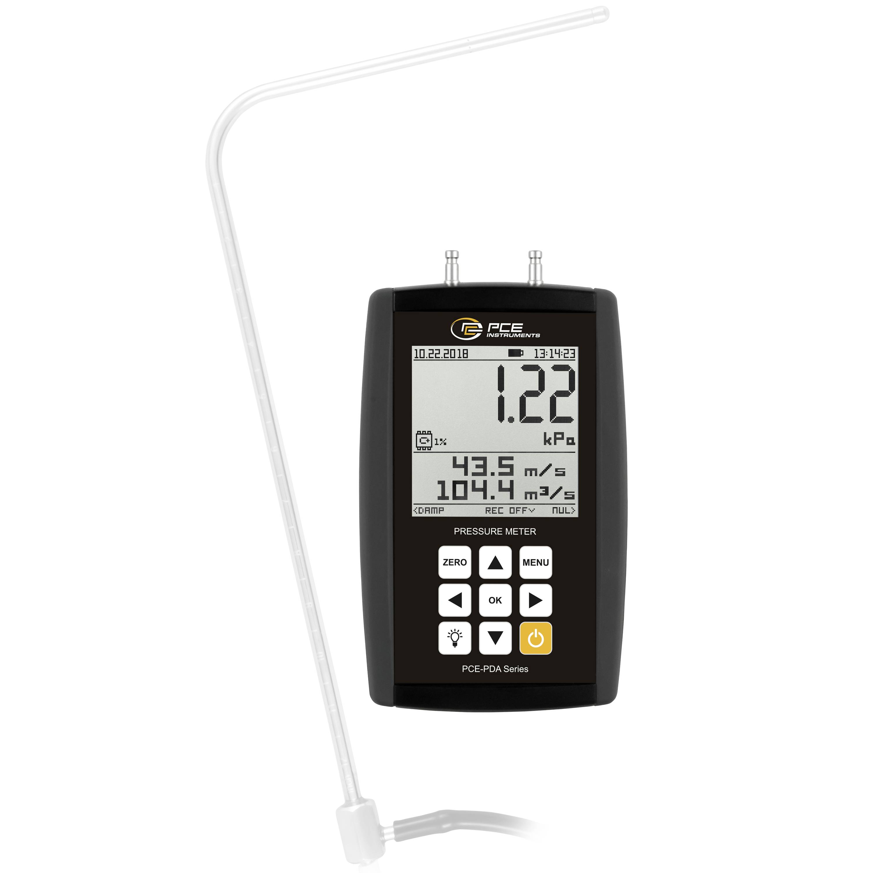 Tragbares digitales Druckmessgerät mit angebrachter durchsichtiger Röhrensonde, zeigt 1,22 kPa und Luftstromwerte auf dem Display an.