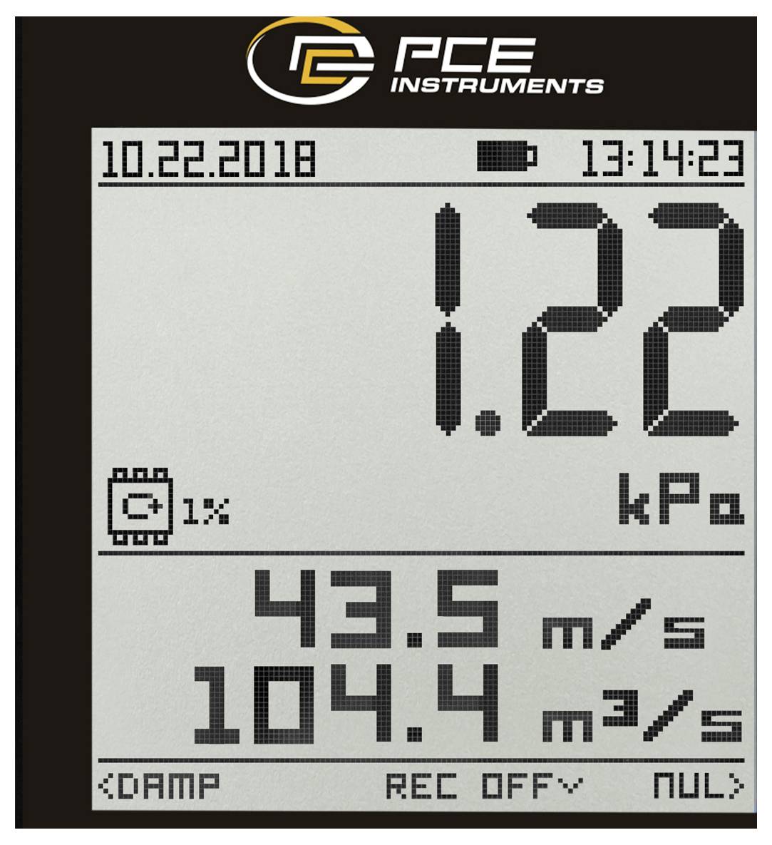 PCE Instruments tragbares Messgerät-Display zeigt 1,22 kPa, Luftgeschwindigkeit 43,5 m/s und Durchfluss 104,4 m³/s, mit Datum 10.22.2018 und Zeit 13:14:23.