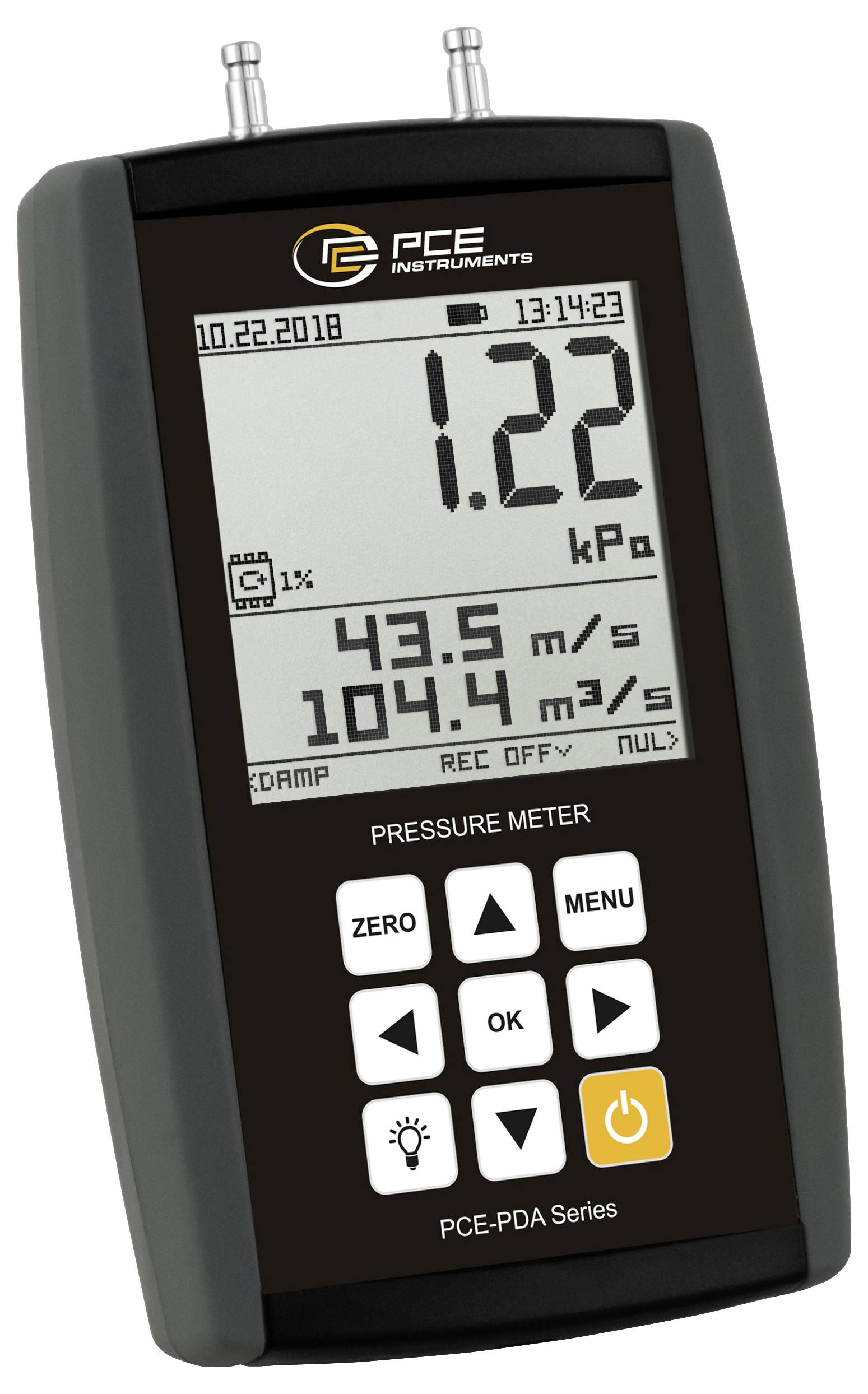 Tragbares PCE-Druckmessgerät mit Anzeige von 1.22 kPa, Temperatur 43.5 m/s und 104.4 m/s auf dem Display, mit Tastatur und Sonden oben.
