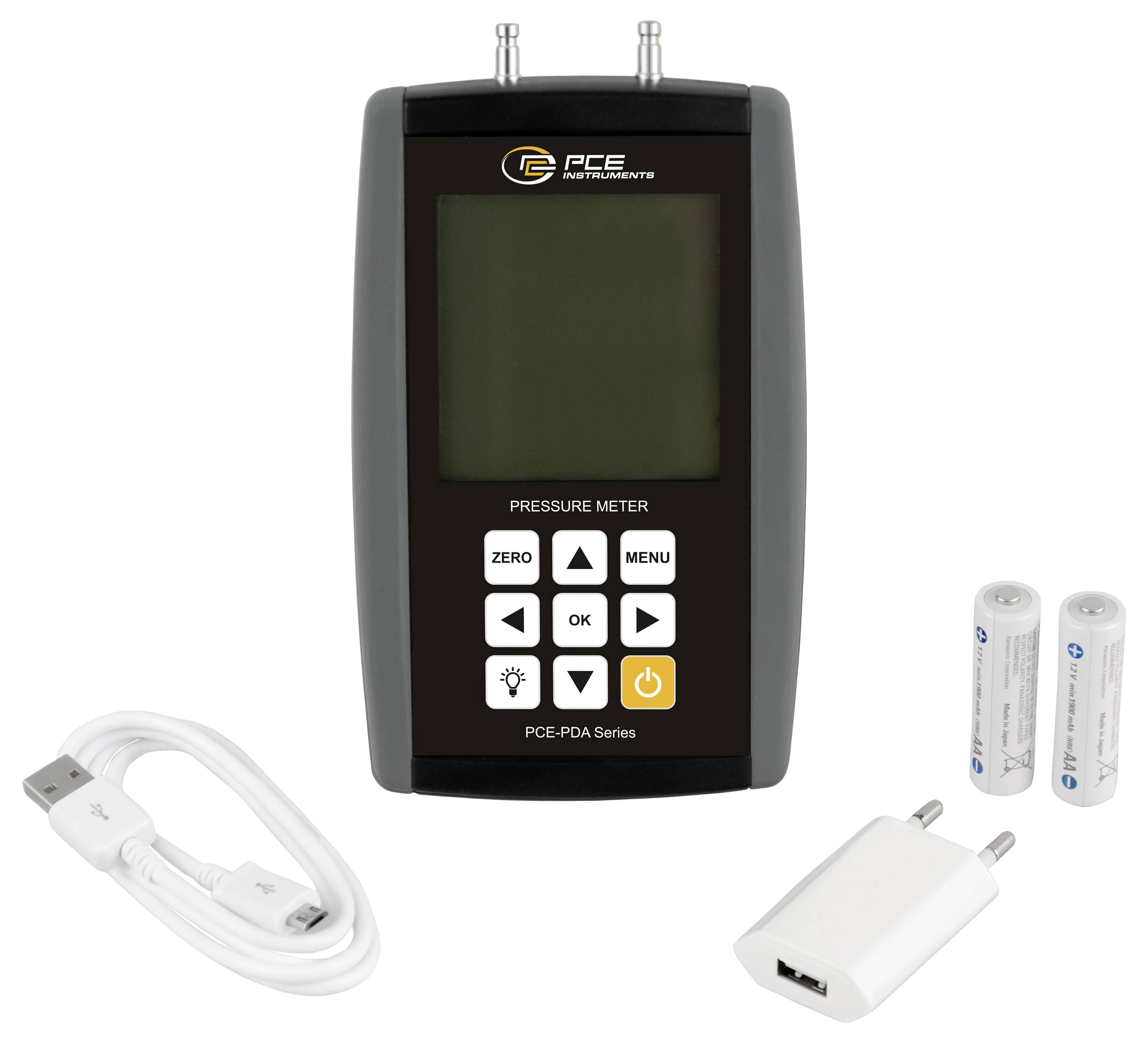 PCE-Druckmessgerät mit Bildschirm und Steuertasten, gezeigt mit USB-Kabel, Ladegerät und zwei Batterien.