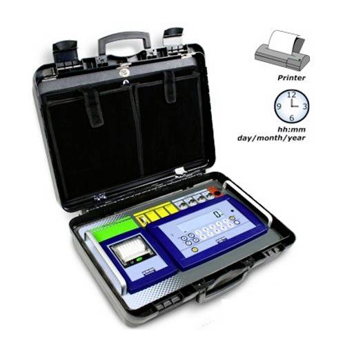 Tragbarer Atemalkoholtester, geöffnet in einem Koffer, mit digitalem Display und Drucker, zeigt Uhr und Datum zur Messungsaufzeichnung.