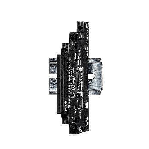 Nahaufnahme eines schwarzen elektronischen Relaismoduls mit Metallmontageklammer auf weißem Hintergrund.