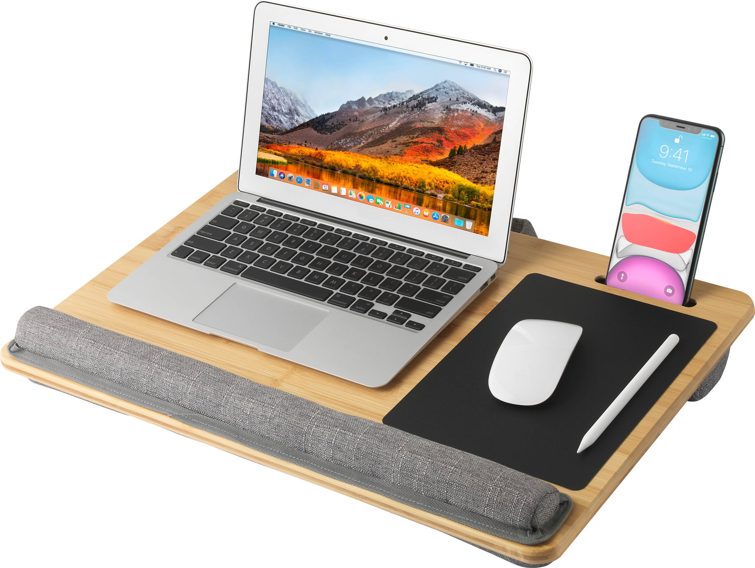 Ein Laptop mit Berglandschaft-Hintergrund, eine Maus, ein Stift und ein Smartphone auf einem tragbaren Holz-Laptopständer.