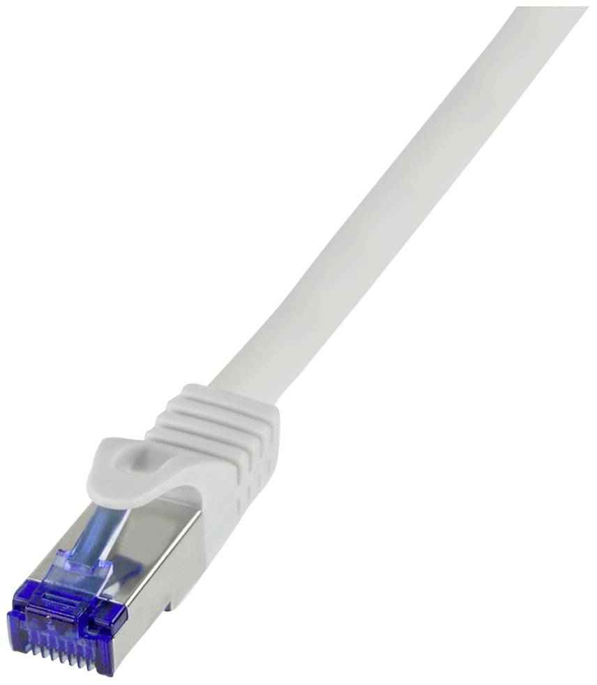 Ein weißes Ethernet-Kabel mit einem blauen RJ-45-Stecker, verwendet zur Netzwerkverbindung in Computernetzwerken.