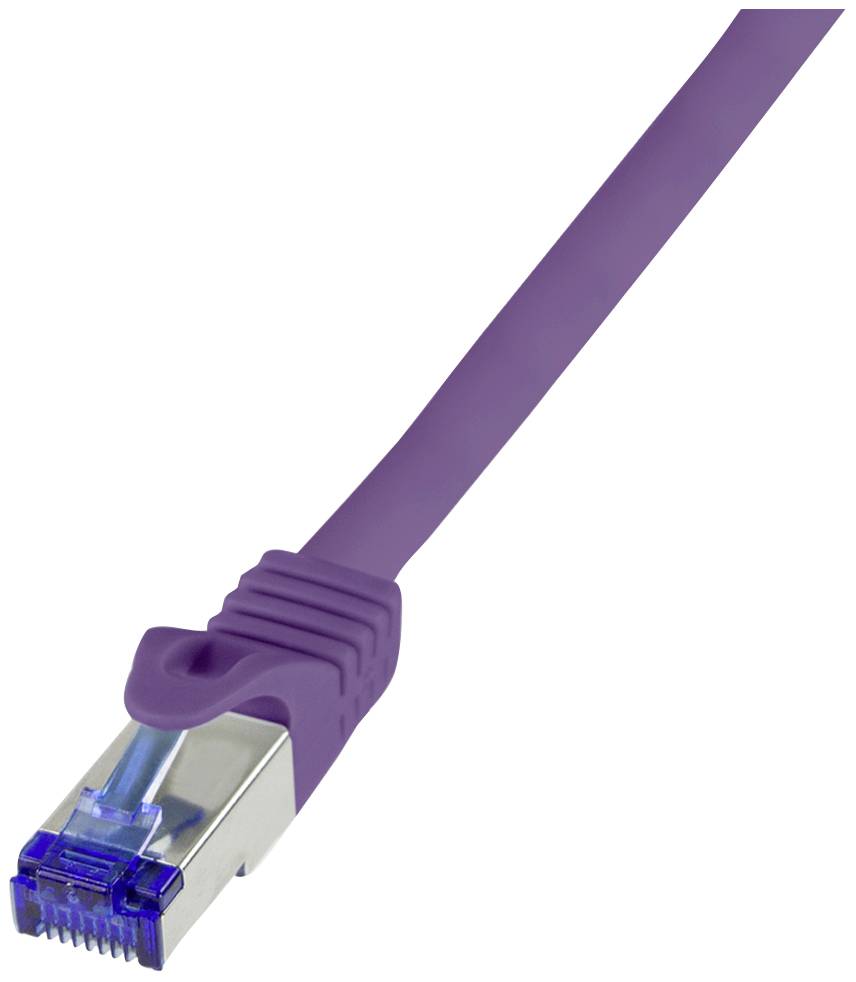 Lila Ethernet-Kabel mit RJ45-Stecker, hervorgehoben auf weißem Hintergrund, symbolisiert Internetverbindung oder Netzwerkhardware.