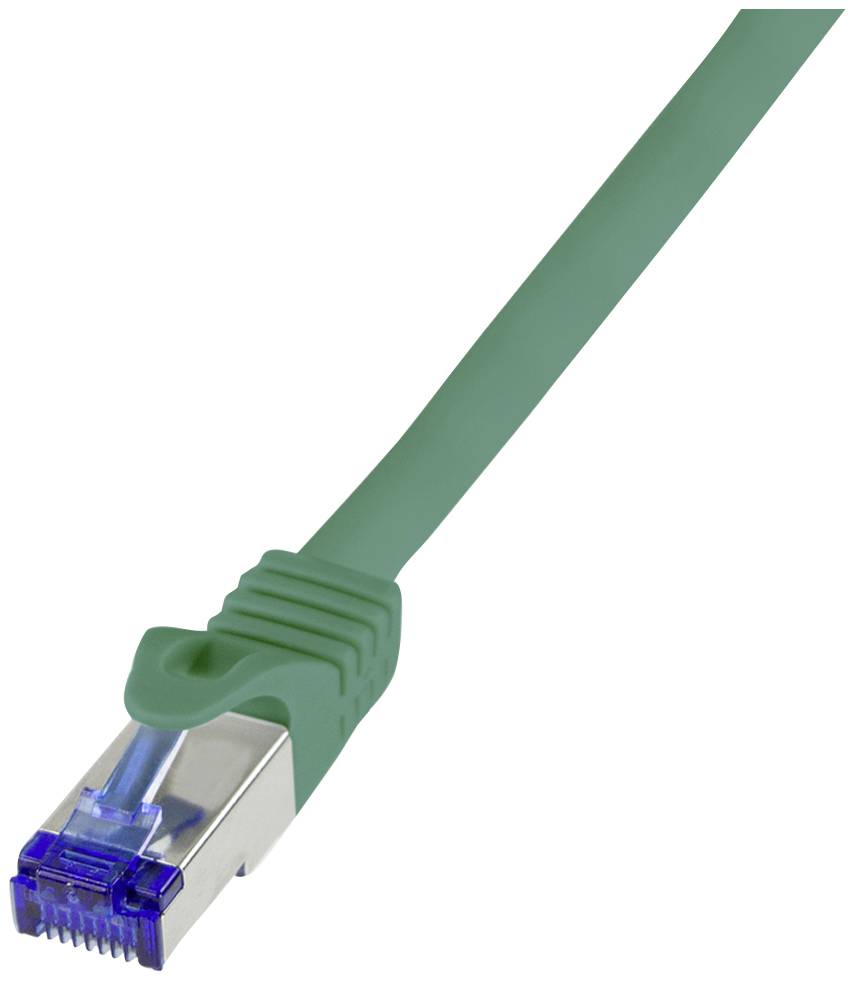 Ein grünes Ethernet-Kabel mit einem blauen Netzwerkstecker aus Kunststoff. Der Stecker ist auf der linken Seite des Bildes zu sehen.