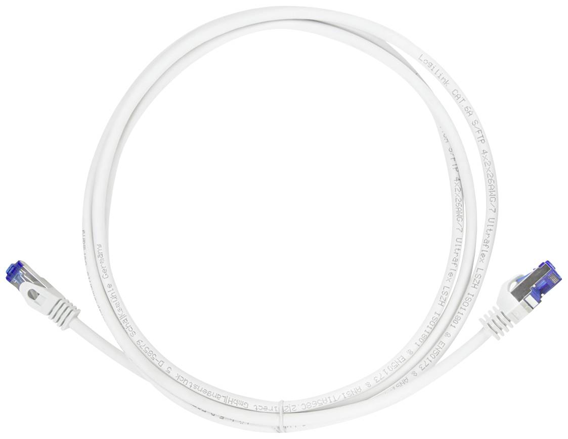 Ein weißes Ethernet-Kabel mit zwei Steckern, in einem kreisförmigen Muster angeordnet, auf einem weißen Hintergrund.