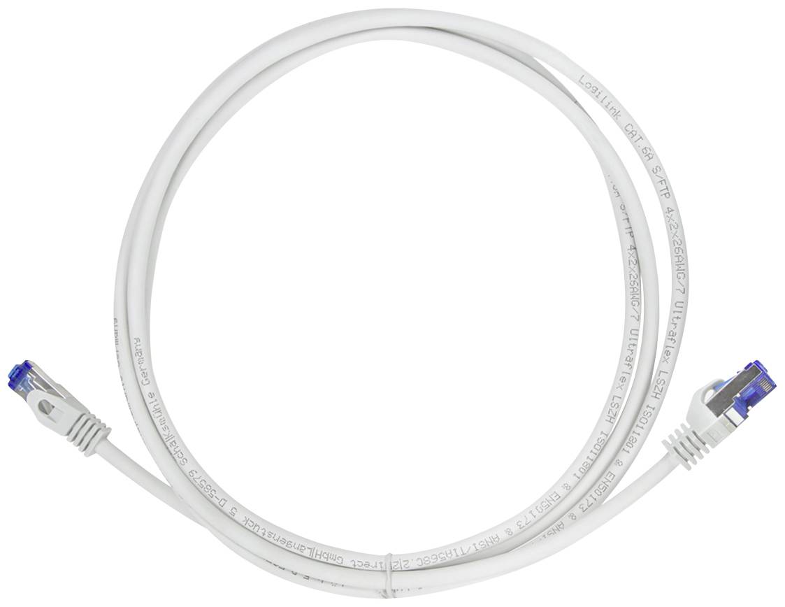 Weißes Netzwerkkabel mit blauen Steckern, das in einem Kreis geformt ist.