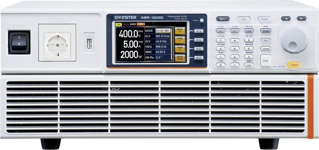 Ein weißes elektronisches Gerät mit Bildschirm und Bedientasten zeigt Messwerte wie 'VOLTAGE 400.0', 'FREQUENCY 50.0 Hz'. Oben links ist eine Steckdose.