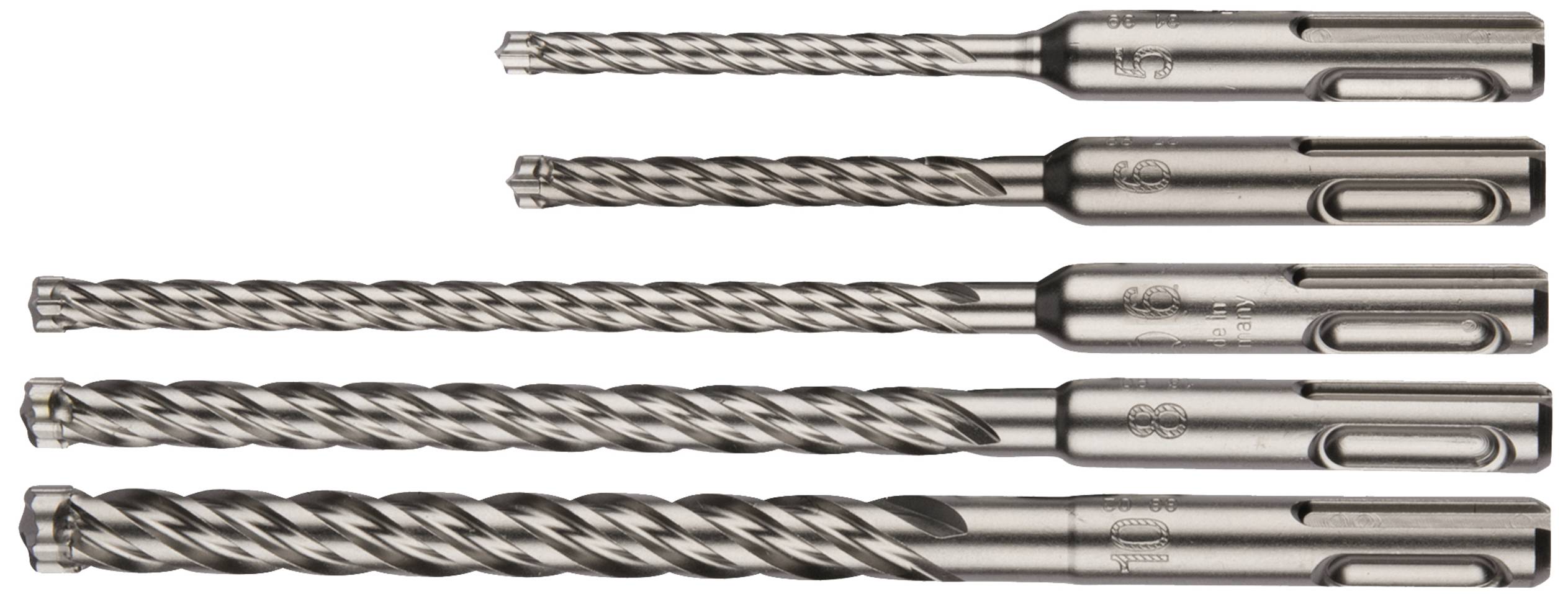 Fünf Bohrer unterschiedlicher Länge und Durchmesser, aus Metall, nebeneinander liegend, auf einem weißen Hintergrund.