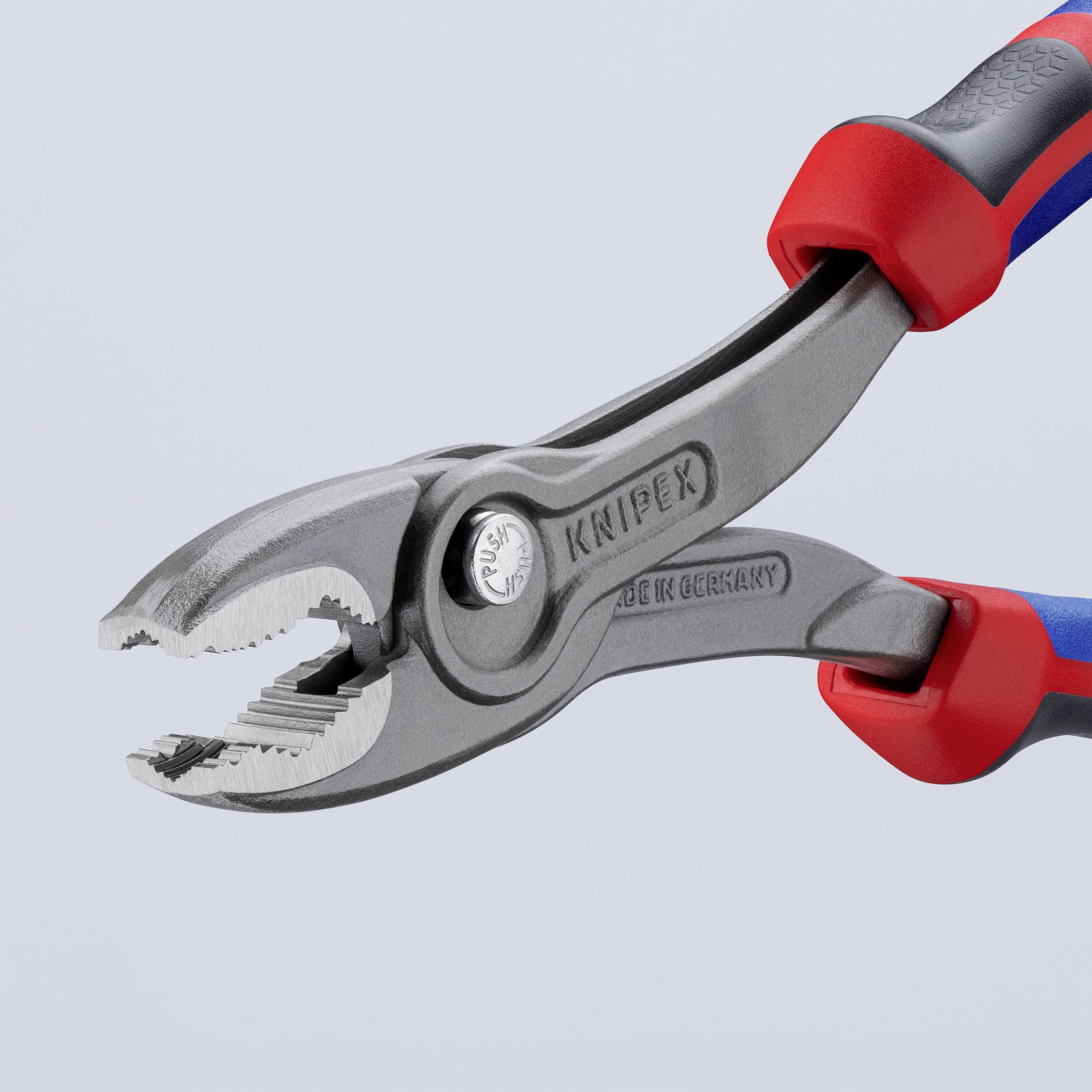 Zange mit blau-roten Griffen, halb offen, zeigt Metallzähne. Hergestellt von Knipex, 'Made in Germany' erkennbar auf der Oberfläche.