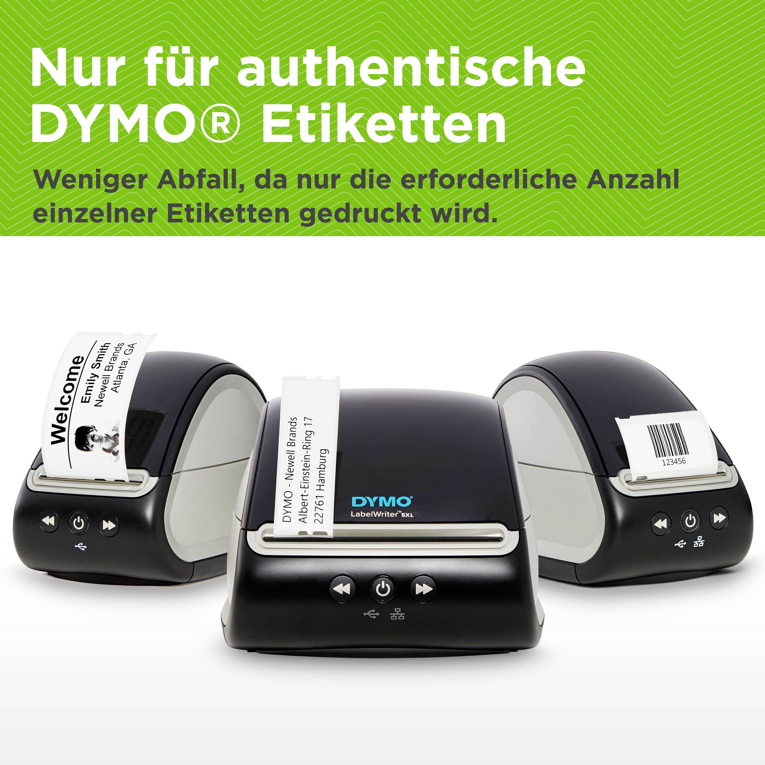Drei schwarze Etikettendrucker aufgereiht, jeder druckt ein separates weißes Etikett mit Text. Grüner Hintergrund mit Slogan zur Effizienz.