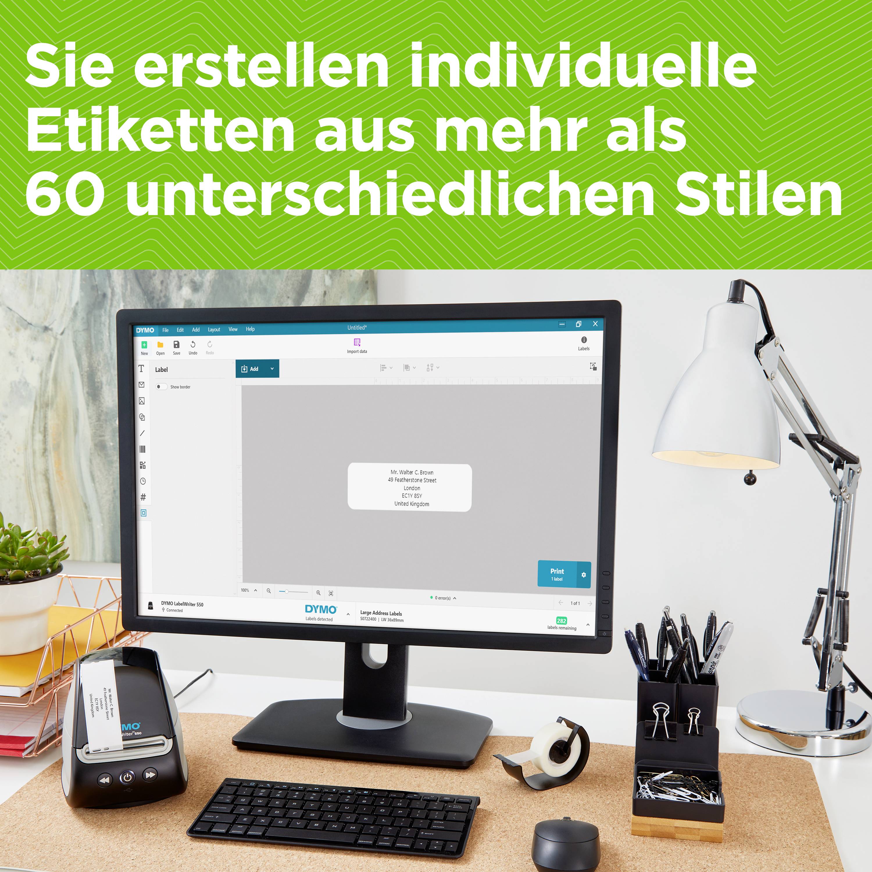 Ein Computermonitor zeigt eine Etikettensoftware. Daneben Schreibutensilien und eine Lampe. Text oben: 'Sie erstellen individuelle Etiketten aus mehr als 60 unterschiedlichen Stilen'.