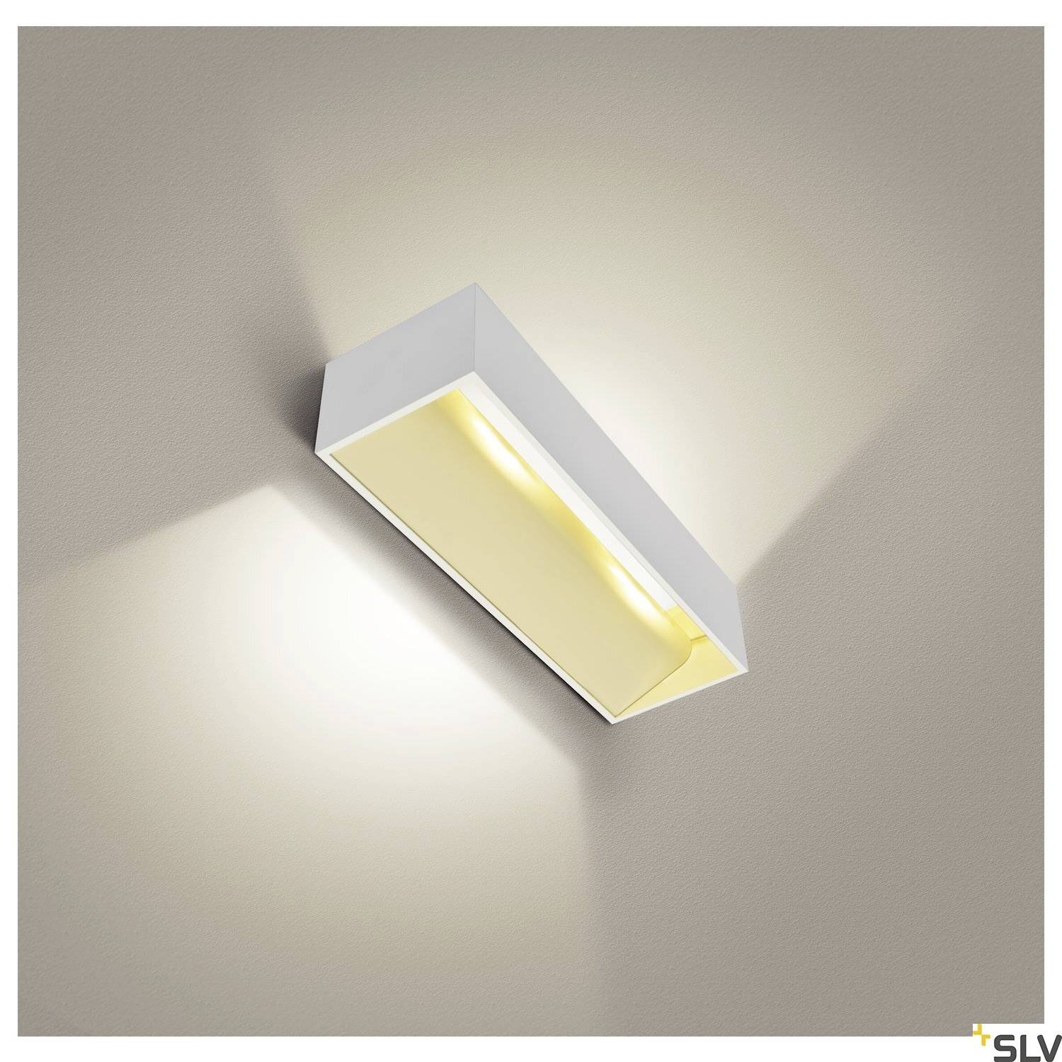 Weiße rechteckige Wandleuchte, die sanftes, warmes Licht nach oben und unten auf die Wand strahlt. Geeignet für moderne Innenräume.