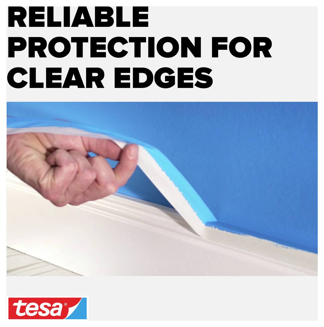 Eine Hand zieht Klebeband von einer Wand ab, die in Blau gestrichen ist. Text auf dem Bild: 'RELIABLE PROTECTION FOR CLEAR EDGES'.