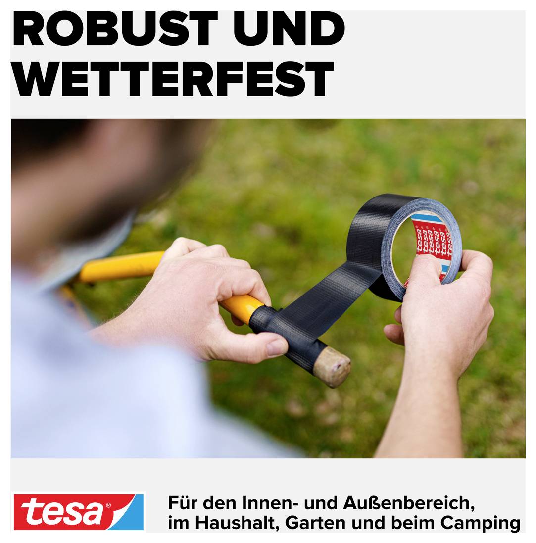 Person wickelt schwarzes Klebeband um einen Hammergriff im Freien. Oben steht 'ROBUST UND WETTERFEST'. Unten tesa-Logo.