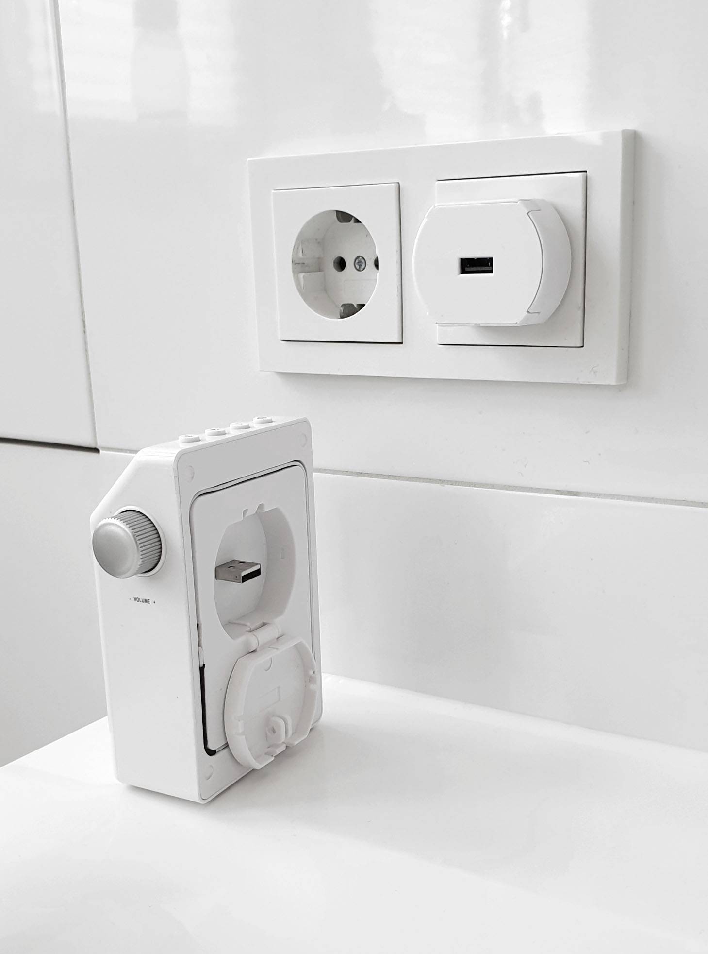 soundmaster DAB60WE Steckdosenradio DAB+, UKW Bluetooth®, USB Freisprechfunktion, Inkl. Mikrofon, spritzwassergeschützt, Weckfunktion, wiederauflad