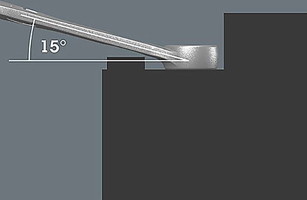 Eine Metallstange, die in einem Winkel von 15 Grad auf einer schwarzen rechteckigen Struktur liegt und einen mechanischen Konzept oder eine Messtechnik demonstriert.