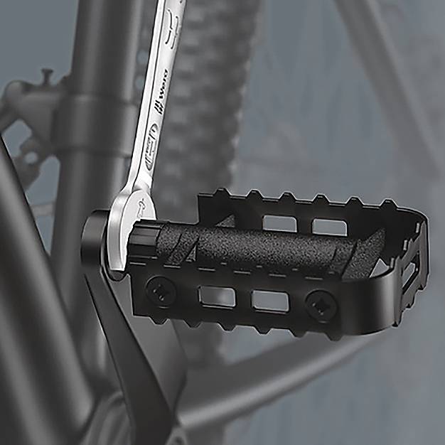 Nahaufnahme eines schwarzen Fahrradspeigels mit strukturierter Oberfläche und silberner Kurbelarm, der an einen Fahrradrahmen angeschlossen ist.