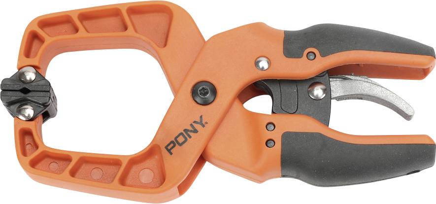 Eine orange-graue Federklemme mit der Aufschrift 'PONY' an der Seite, geeignet zum Fixieren von Objekten bei handwerklichen Arbeiten.