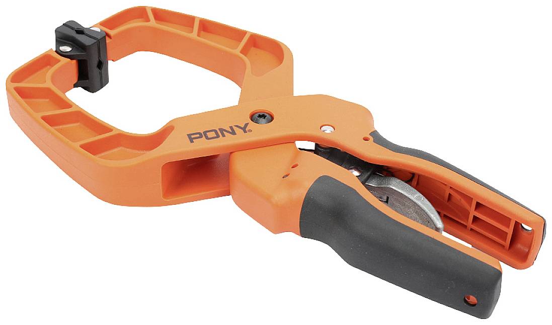 Eine orange und schwarze Klemme mit dem Aufdruck 'PONY', verwendet zum Halten von Materialien zusammen.