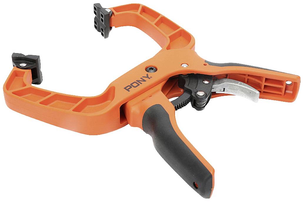 Eine orangefarbene Federzwinge mit schwarzem Griff und Schnappmechanismus, auf der der Schriftzug 'PONY' steht.
