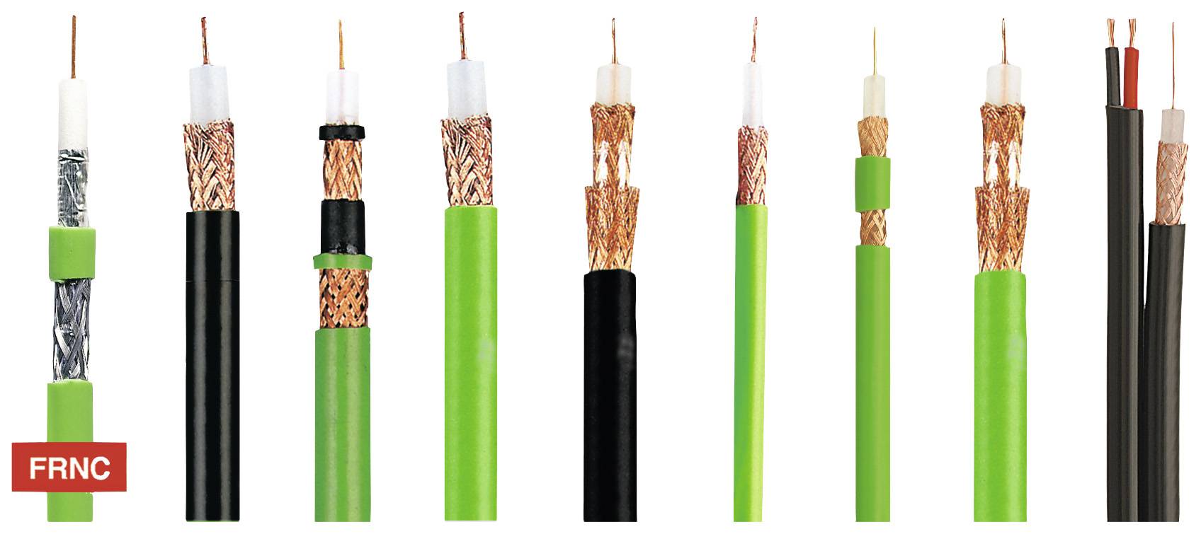 Verschiedene Koaxialkabel nebeneinander gezeigt, einige sind grün ummantelt. Unterschiedliche Abschirmungen und Isolierungen sichtbar.