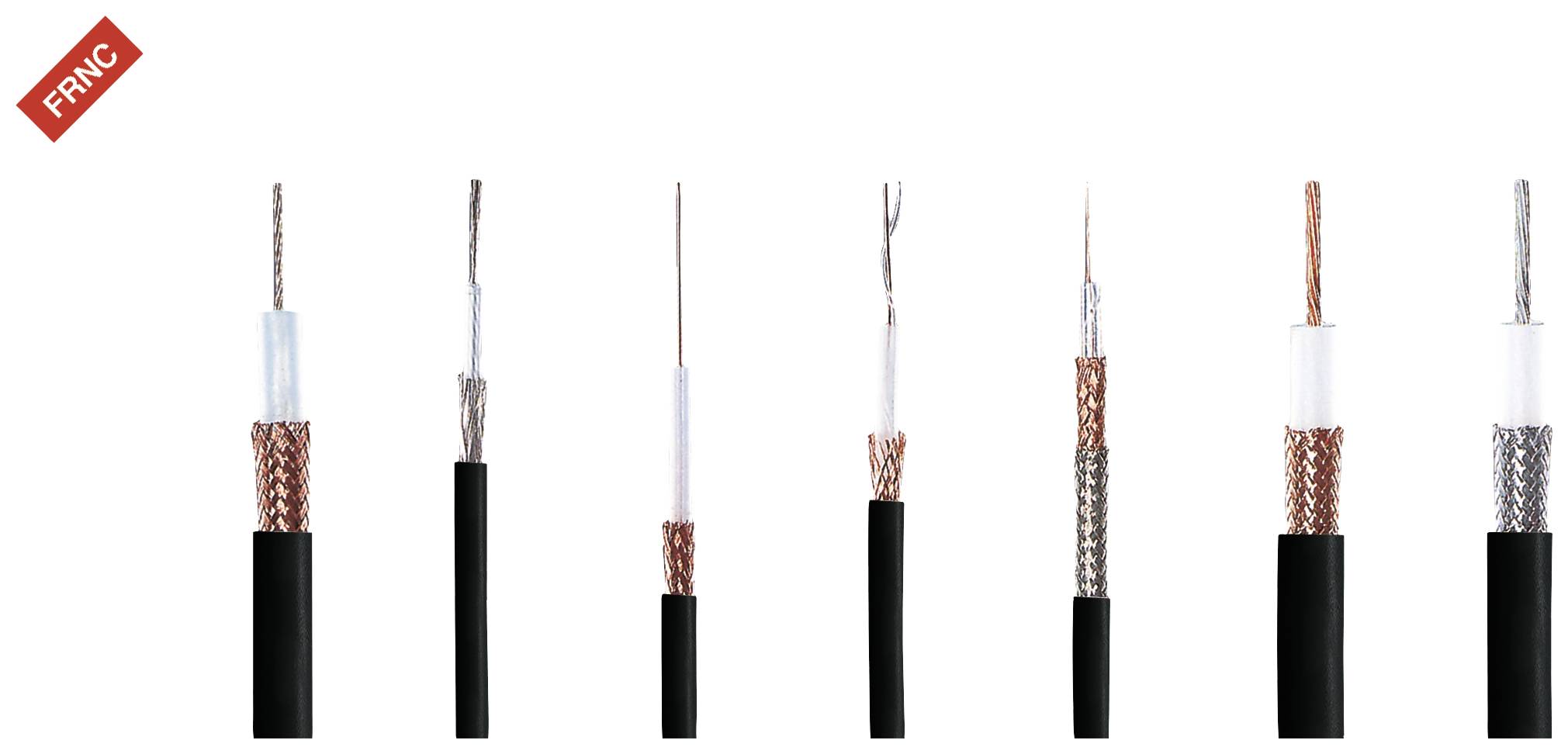 Verschiedene Koaxialkabeltypen nebeneinander aufgereiht. Jedes Kabel zeigt unterschiedliche Schichten und Materialien im Querschnitt.